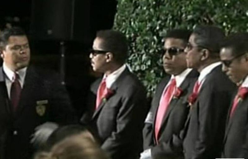 Familiares y amigos despiden a Michael Jackson en el cementerio de Forest Lawn