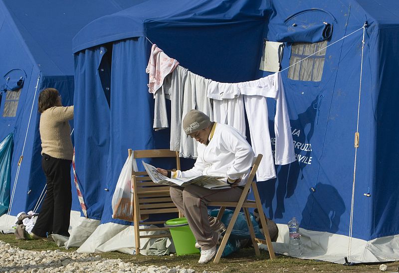 Comienza el desalojo de los campamentos de refugiados por el terremoto de L'Aquila