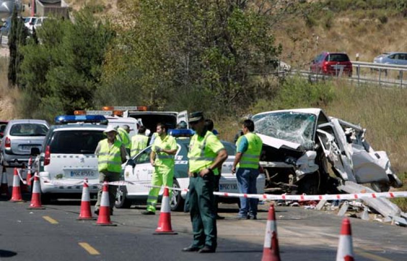 Seis muertos y tres heridos al chocar una furgoneta y un camión en Buñol, en Valencia