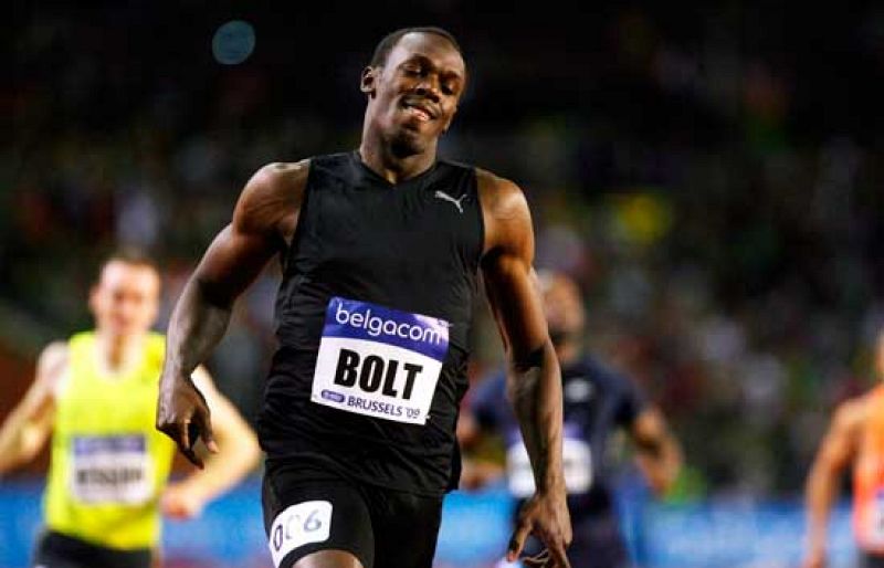 Bolt arrasa en el 200, pero no bate el récord del mundo