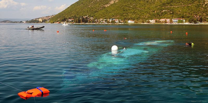 Mueren 15 personas ahogadas al hundirse un barco en un lago de Macedonia