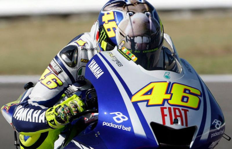 Rossi gana la 'pole' en un final de infarto