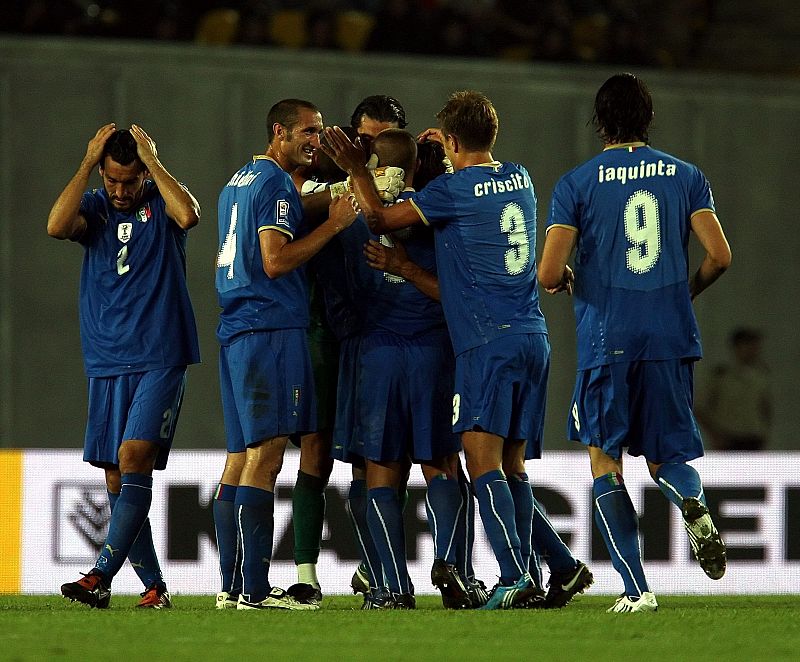 Kaladze regala el triunfo a Italia