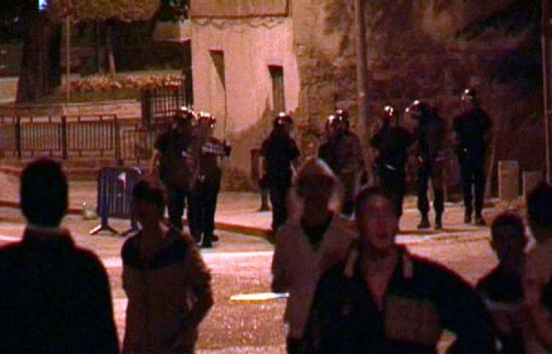 Una batalla campal entre jóvenes y la policía deja 20 detenidos y diez agentes heridos en Madrid