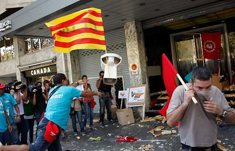 500 trabajadores de Roca cortan la Diagonal para protestar contra los ERE