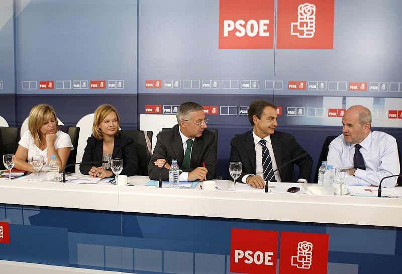 Zapatero advierte que seguirá la crisis del empleo, aunque la recuperación económica está cerca