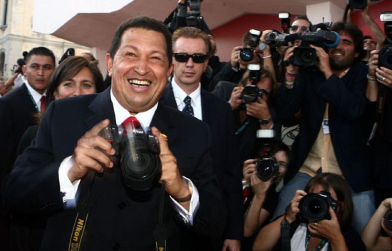 Hugo Chávez llega a Venecia para la proyección del documental de Stone, que él mismo protagoniza