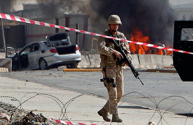 Un suicida detona una bomba frente al aeropuerto de Kabul y mata al menos a tres civiles