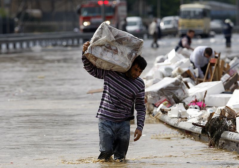 Mueren al menos 30 personas en Turquía en las mayores inundaciones en 80 años