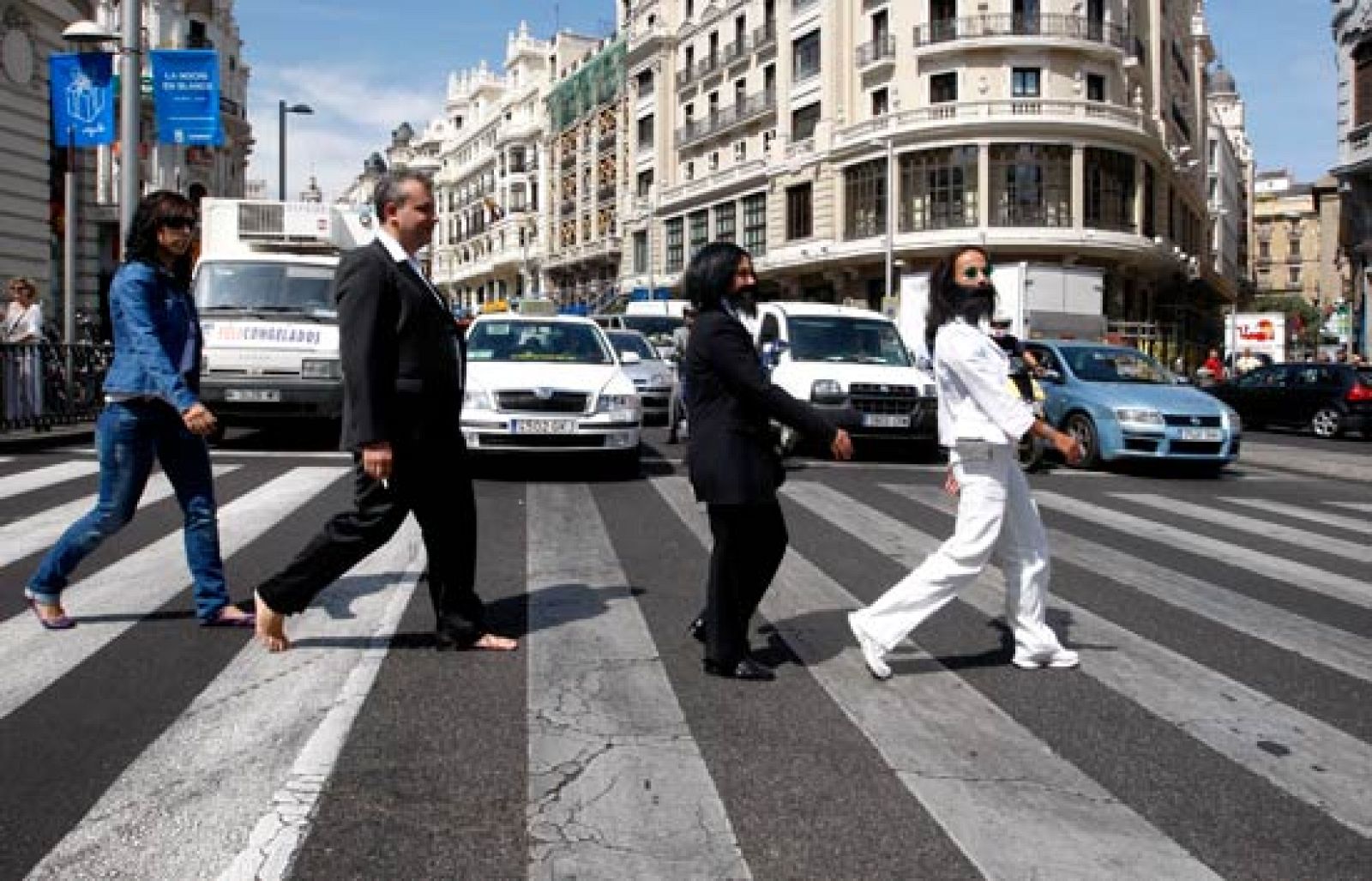 Trabajadores de Emi convierten la Gran Vía madrileña en 'Abbey Road' | Ver