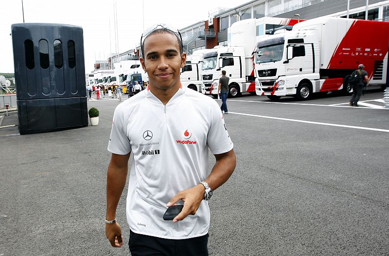 Hamilton ya ve a Alonso en Ferrari