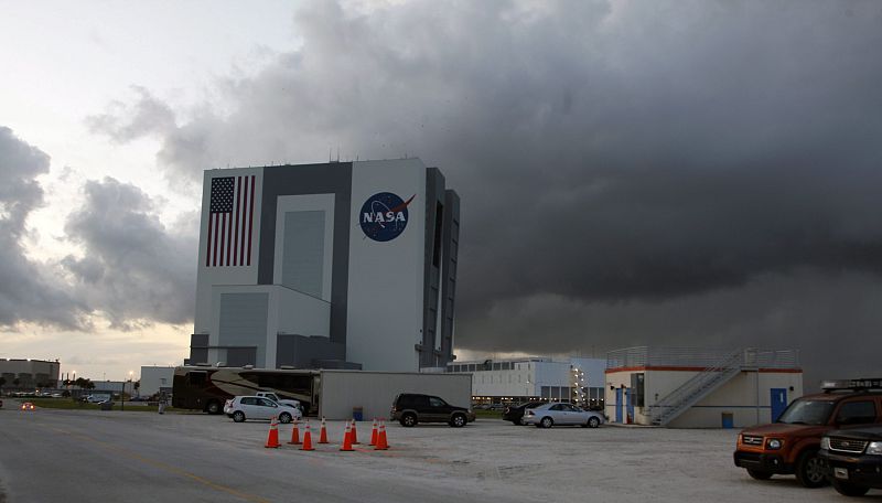 El mal tiempo obliga a retrasar un día el aterrizaje del transbordador Discovery