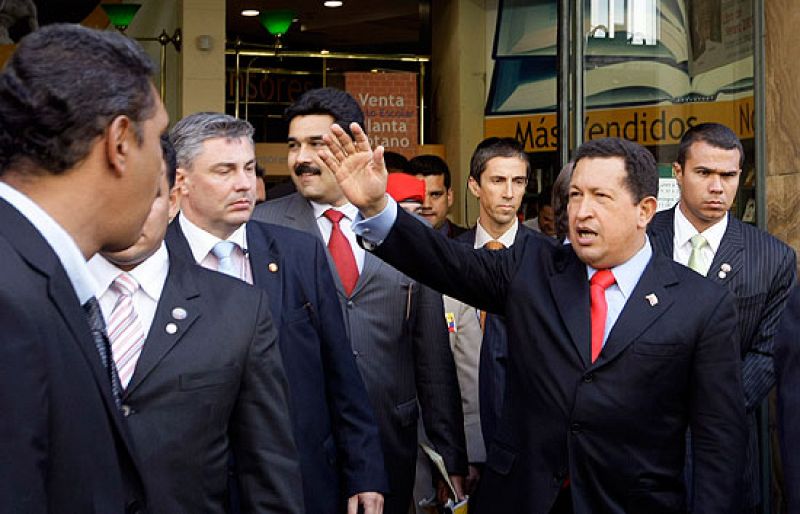 Hugo Chávez se ve cara a cara con detractores y partidarios en una céntrica librería de Madrid