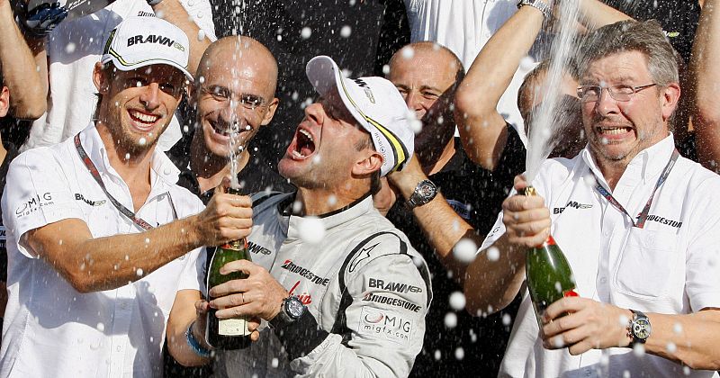 Brawn GP acaricia los títulos de pilotos y marcas