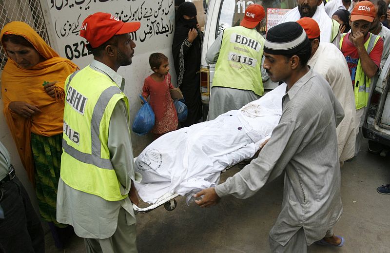 Mueren al menos 18 mujeres en una estampida para recoger comida en Pakistán
