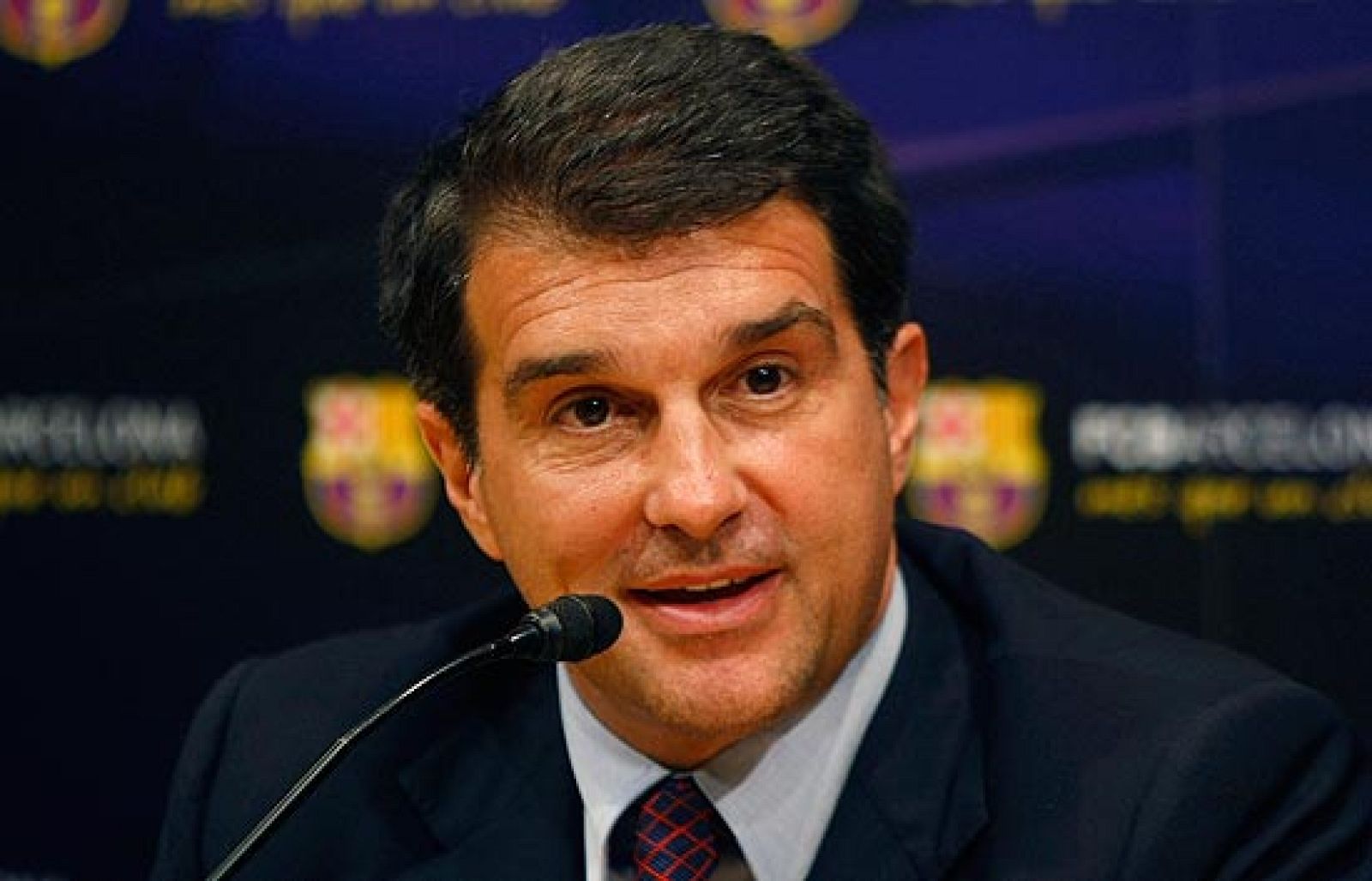 Horas antes del partido de Champions entre Inter de Milán y Barcelona, el presidente culé, Joan Laporta, ha elogiado al camerunés Samuel Eto'o, al que ve muy motivado.