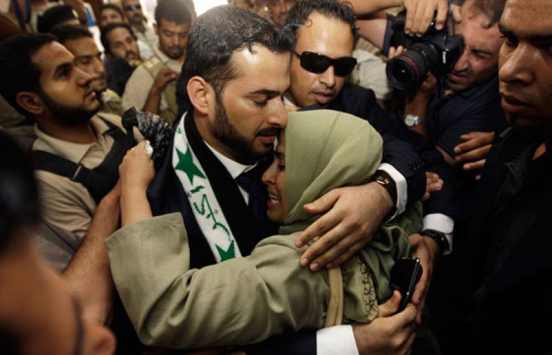 El periodista que lanzó sus zapatos a Bush denuncia torturas al salir de prisión