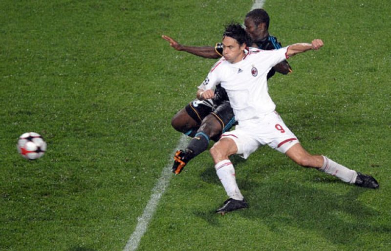 El Milan logra su primer triunfo con más acierto que juego