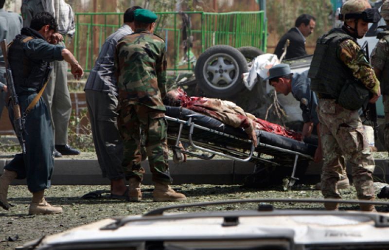 Al menos 16 muertos en un ataque talibán suicida contra un convoy de la OTAN en Kabul