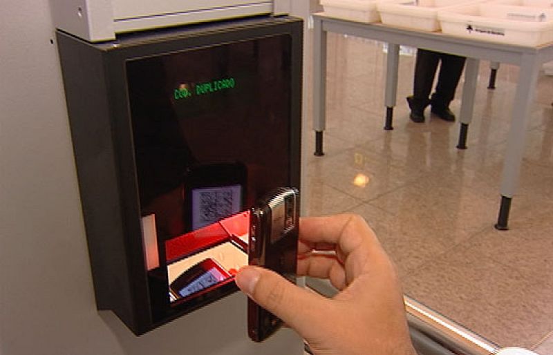 El móvil sustituye a la tarjeta de embarque en la terminal T-1 del aeropuerto del Prat en Barcelona