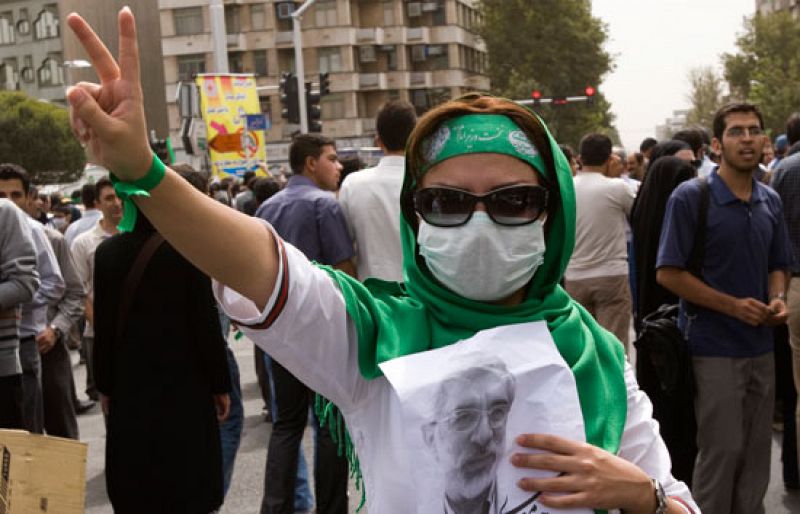 Atacan el coche del reformista Mousaví y agreden al ex presidente iraní Jatamí en una manifestación