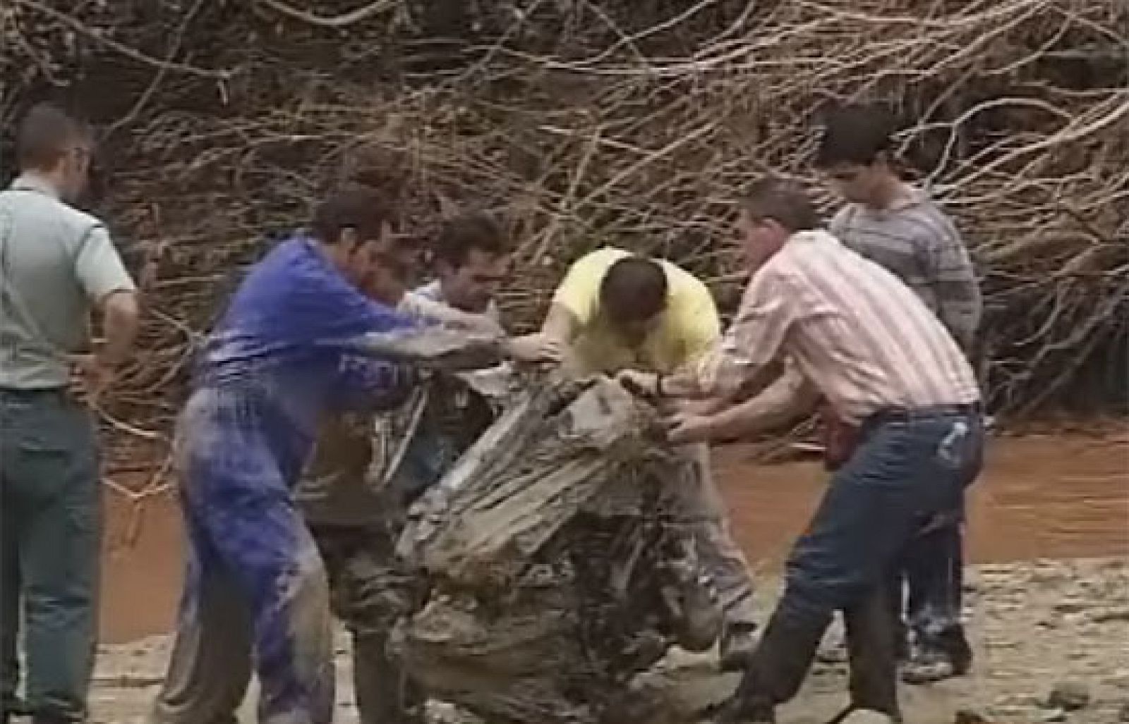 Encuentran los restos del coche desaparecido en la localidad de Ibros, Jaén | Ver
