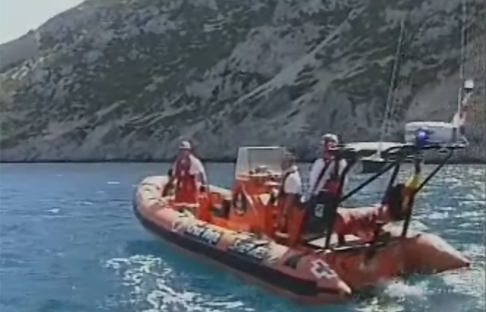 Una lancha con al menos 40 inmigrantes subsaharianos ha volcado cerca del peñón del Perejil cuando intentaban llegar a las costas de Cádiz.