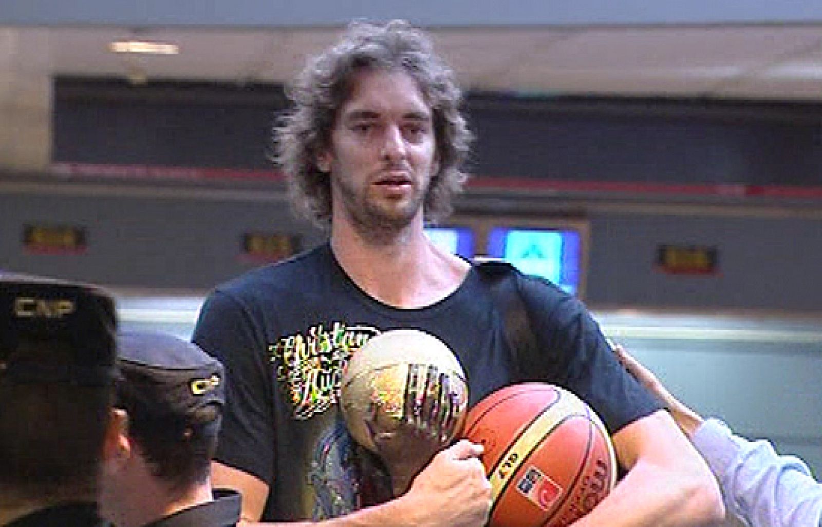 Pau Gasol, MVP del Eurobasket, ha dicho al llegar a Barajas que "no puedo pedir más, mi familia y yo tenemos salud, he ganado un campeonato de la NBA maravilloso, estoy con un gran equipo y he ganado un Europeo con mis compañeros de selección"