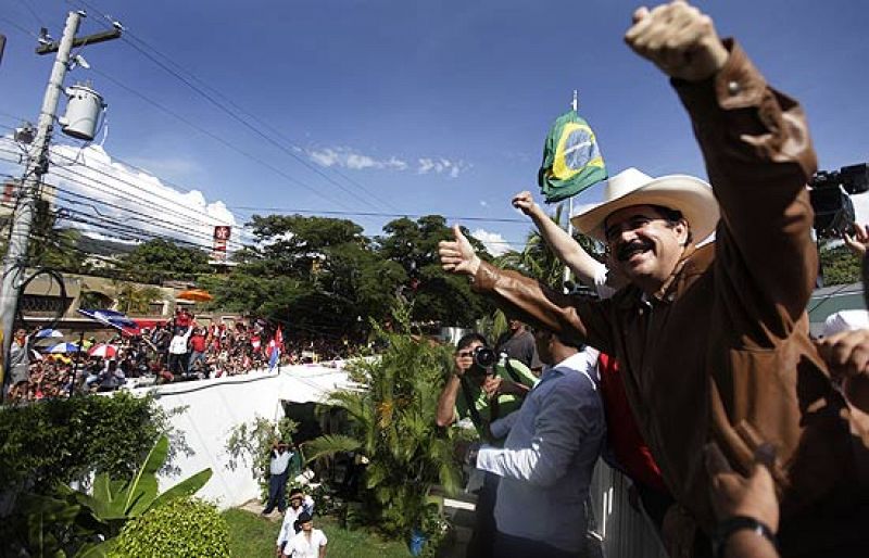 Zelaya vuelve a Honduras acogido en la embajada de Brasil y causa gran irritación de los golpistas