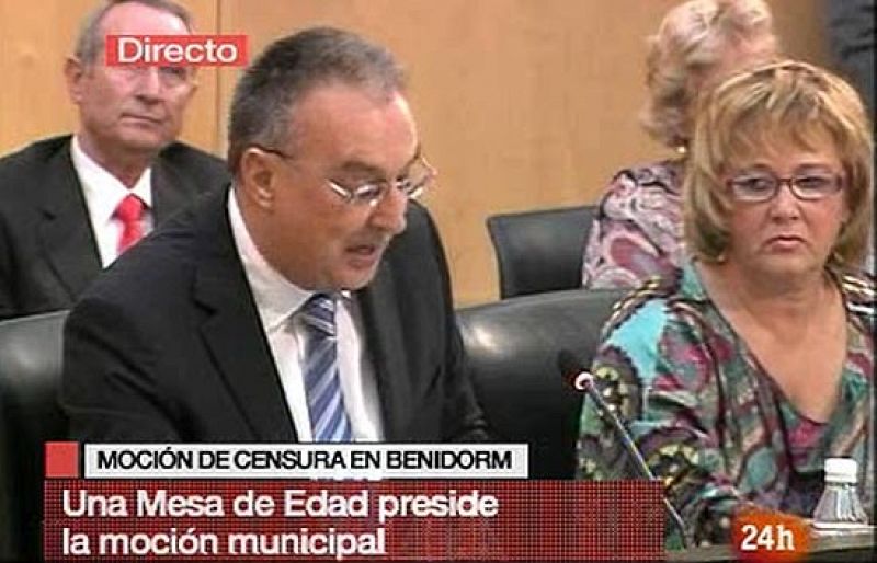 Los ex ediles del PSOE y un tránsfuga del PP dan la alcaldía de Benidorm a Navarro en un tenso pleno