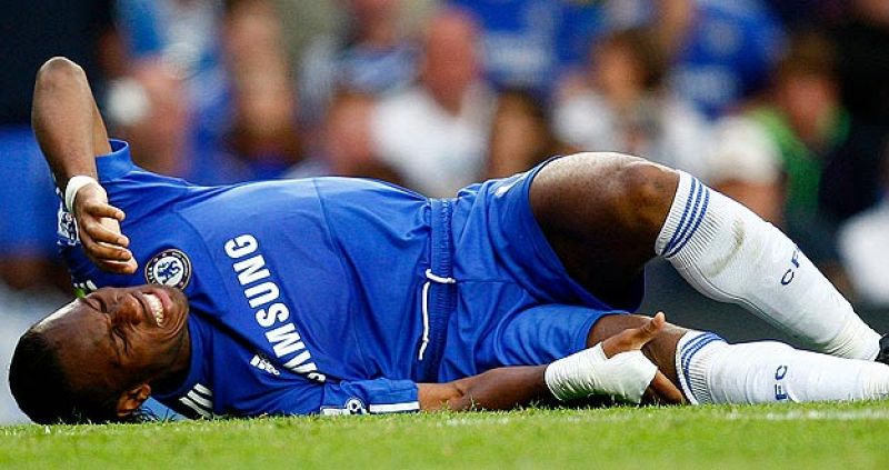 El Chelsea recupera a Cole y descarta que Drogba sufra una lesión grave