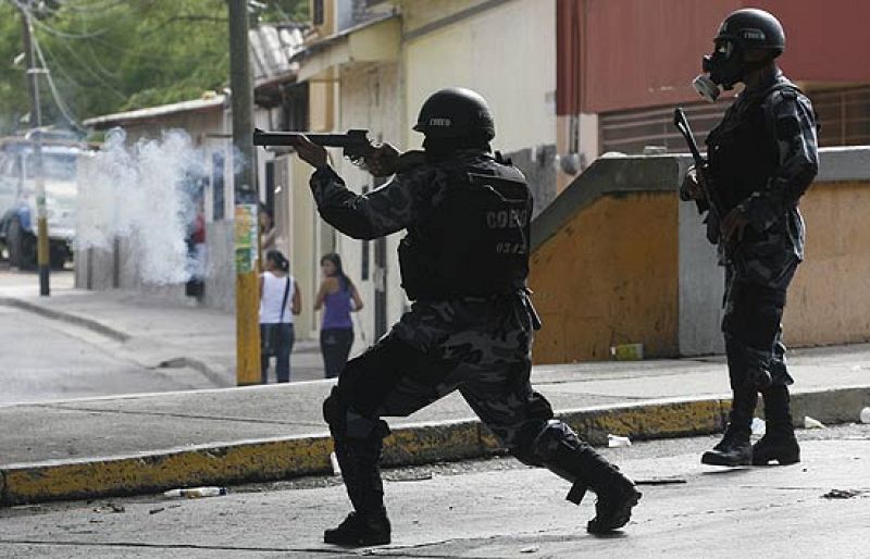 Micheletti sugiere un nuevo diálogo con Zelaya, quien tacha el ofrecimiento de "manipulación"