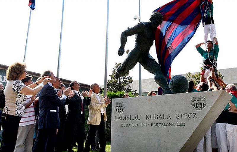 Inaugurada en el Camp Nou una estatua de Kubala