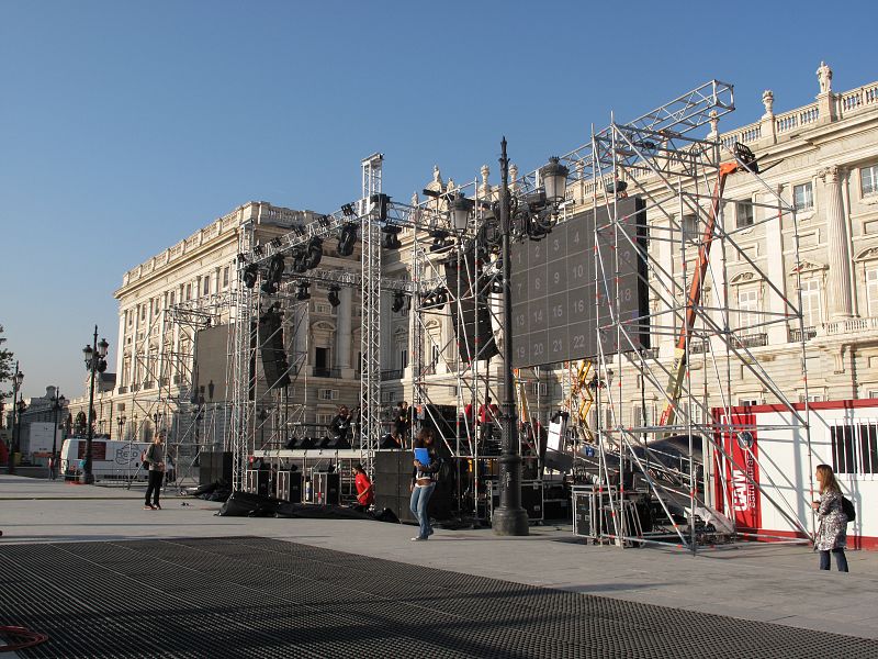 Dos pantallas gigantes para seguir la elección de la sede olímpica de 2016 en la plaza de Oriente