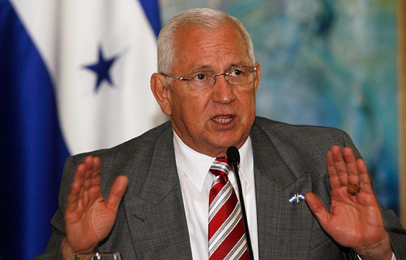 Micheletti: "Yo soy el presidente de Honduras a menos que Dios quiera quitarme de aquí"