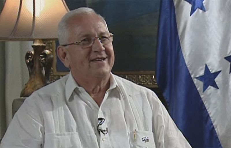 La ONU pide a Micheletti que cese la "intimidación" y Zelaya denuncia un ataque con gases tóxicos