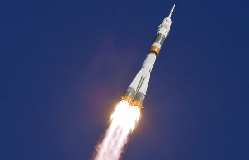 La Soyuz parte hacia la Estación Espacial Internacional con el payaso más rico a bordo