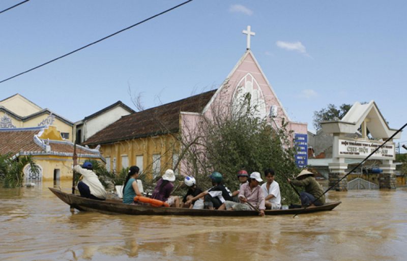 El tifón 'Ketsana' llega a Camboya y Vietnam, donde deja al menos 43 muertos