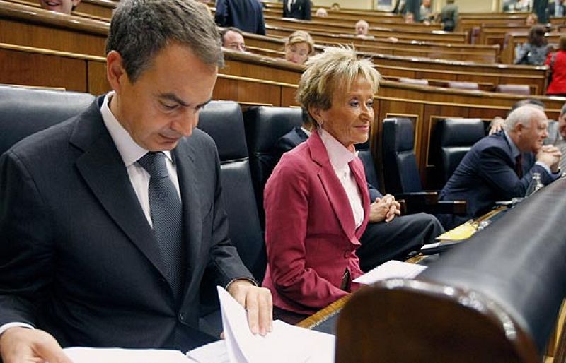 Zapatero no quiere hipotecar el futuro de las cuentas y Rajoy habla de "catástrofe"