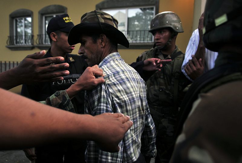 La Policía desaloja a 57 seguidores de Zelaya de un edificio en virtud del estado de sitio