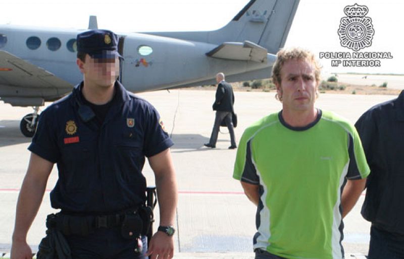 El etarra Mikel Mirena Otegi es trasladado a España para ser juzgado por el asesinato de dos ertzainas