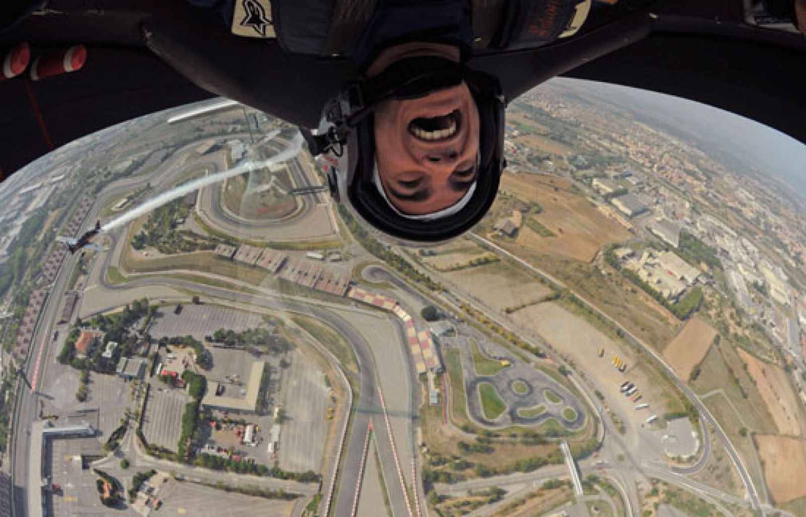 Dani Pedrosa y el participante en las Red Bull Air Race Alejandro MacLean se han batido en Montmeló.