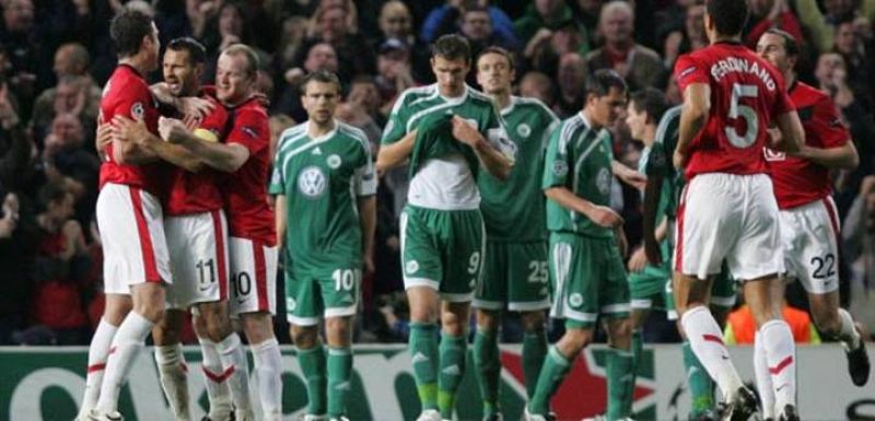 El Manchester sale airoso ante un duro Wolfsburgo