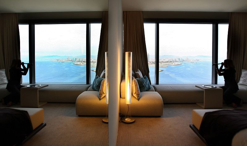 Barcelona inaugura el hotel Vela a pesar de la crítica de los vecinos