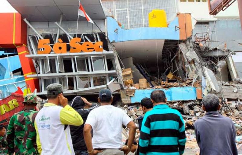 Confirman más de 1.100 muertos y 2.400 heridos por el seísmo de Sumatra en Indonesia
