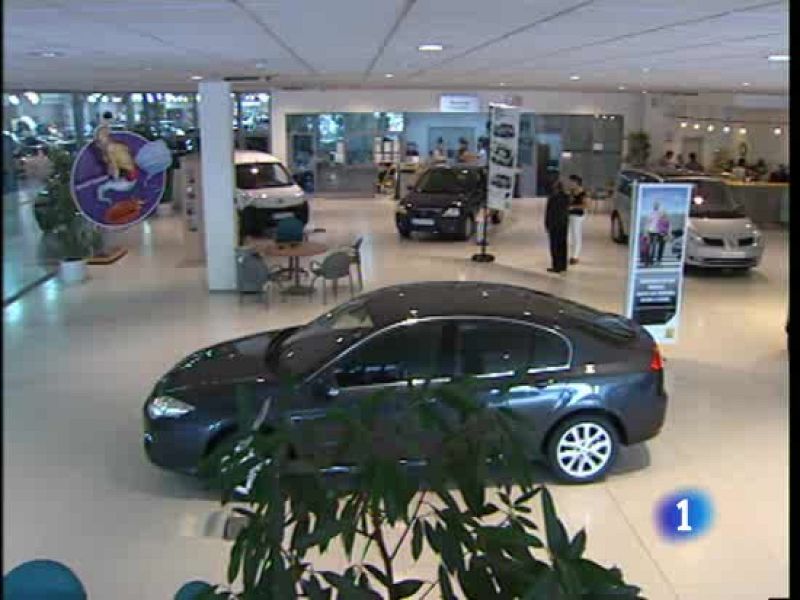 La venta de coches repunta un 18%, tras 16 meses de caídas, pero Sebastián se pasa de optimista