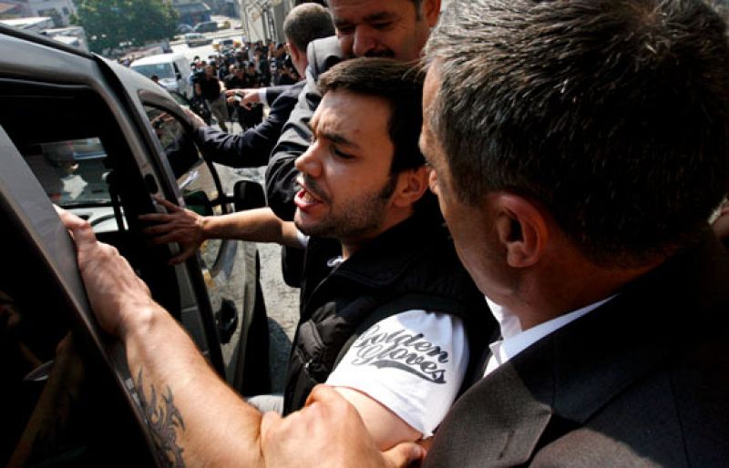 Un estudiante turco lanza un zapato al presidente del FMI como protesta