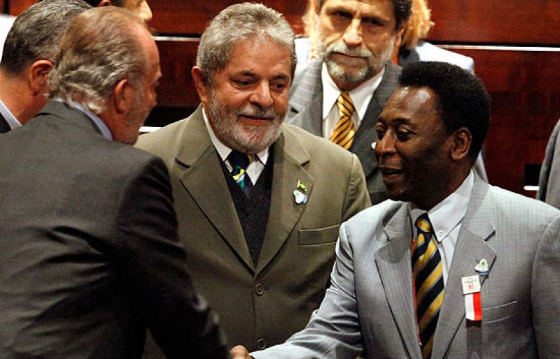 Juan Carlos I y "Pelé": un saludo entre reyes