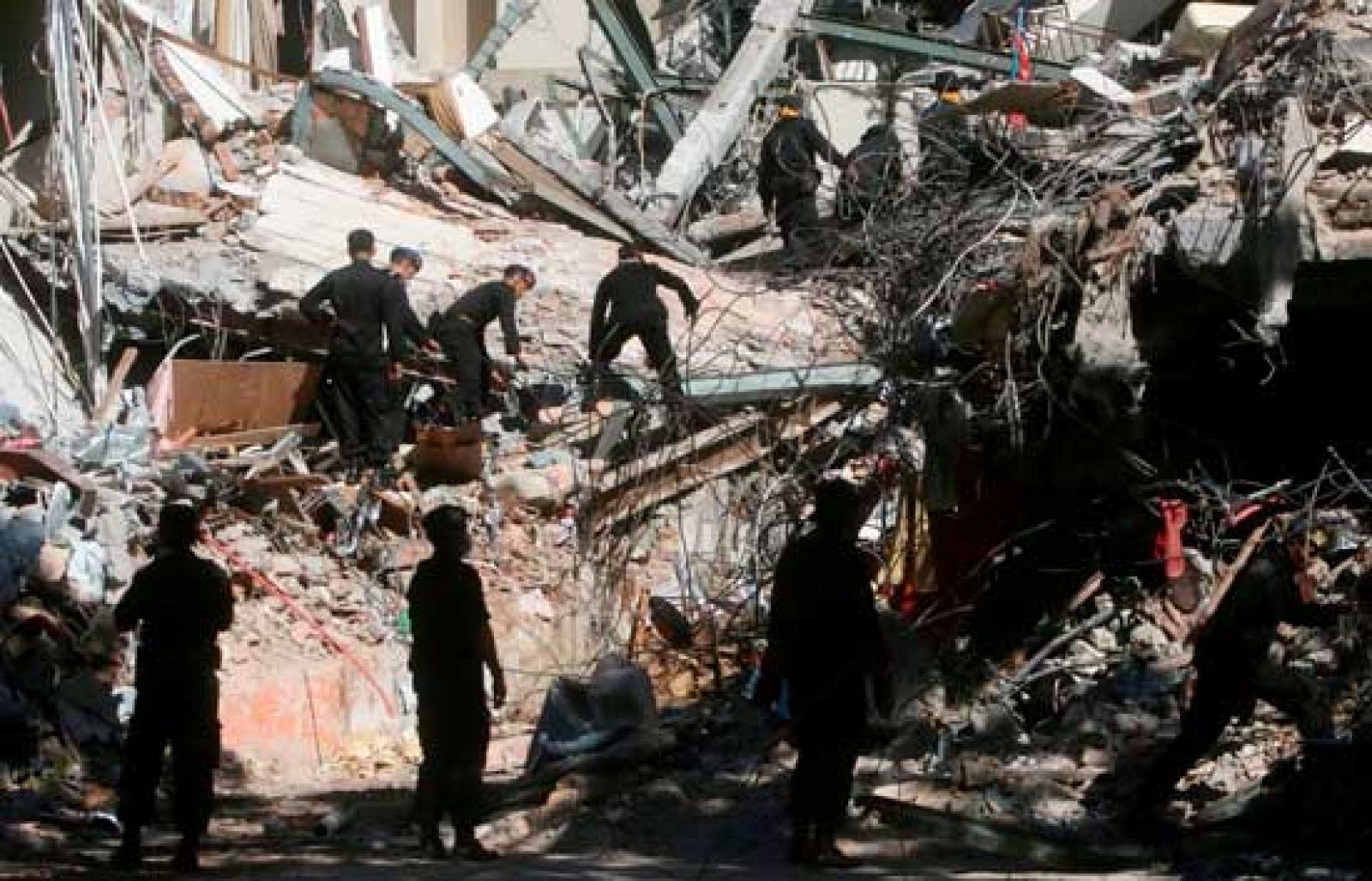 Los equipos de rescate en la isla indonesia de Sumatra siguen buscando supervivientes | Ver