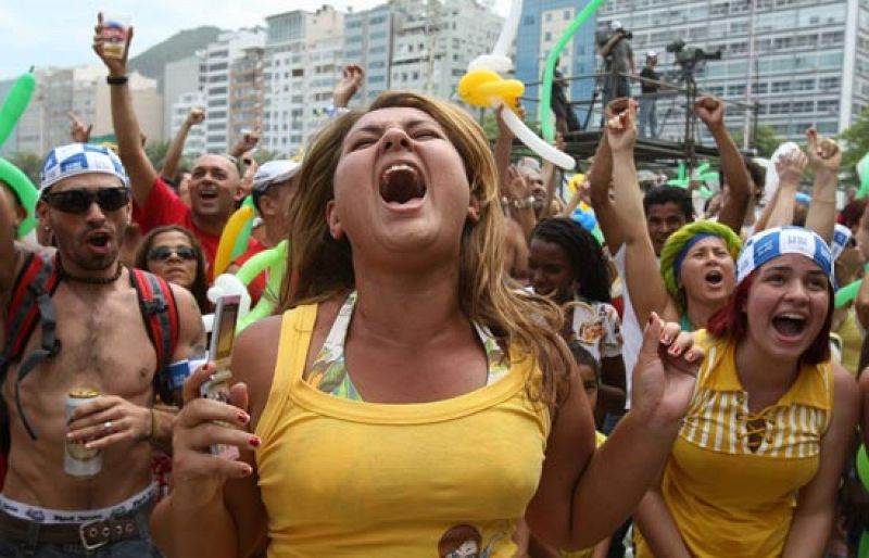 Los cariocas gritan 'Río es campeón' y riegan con caipirinha un carnaval improvisado